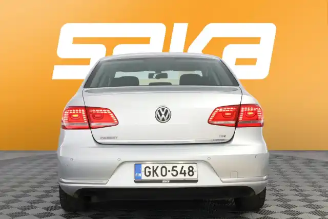 Harmaa Sedan, Volkswagen Passat – GKO-548