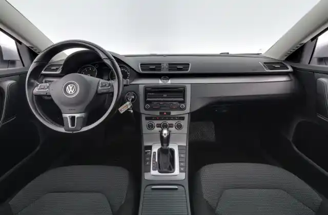 Harmaa Sedan, Volkswagen Passat – GKO-548