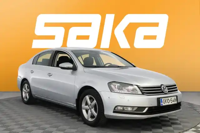 Harmaa Sedan, Volkswagen Passat – GKO-548