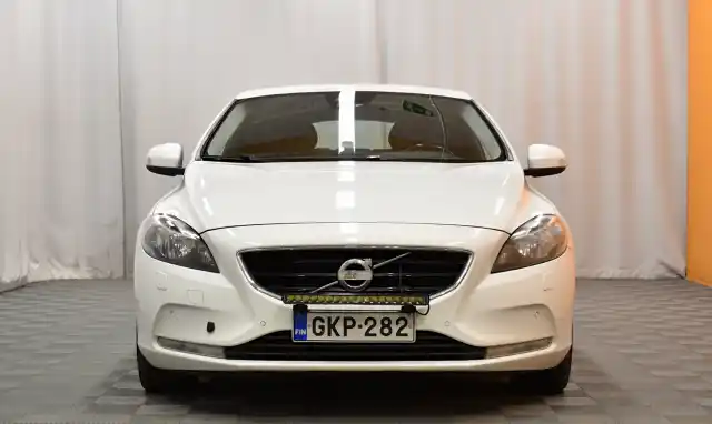 Valkoinen Viistoperä, Volvo V40 – GKP-282