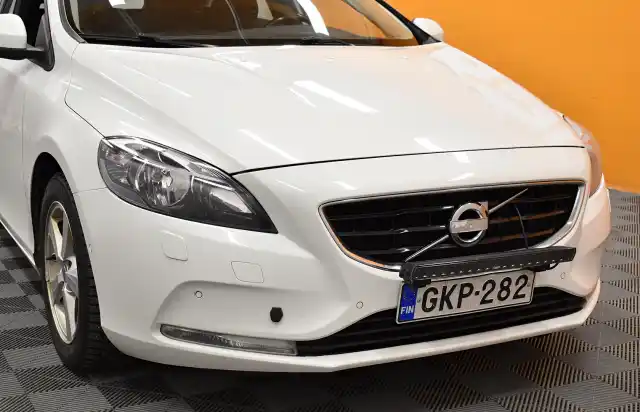 Valkoinen Viistoperä, Volvo V40 – GKP-282