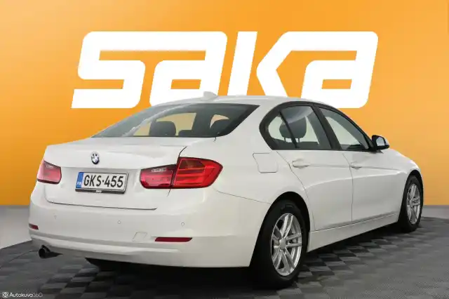 Valkoinen Sedan, BMW 320 – GKS-455