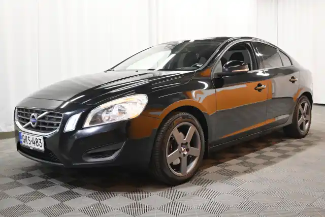 Musta Sedan, Volvo S60 – GKS-483