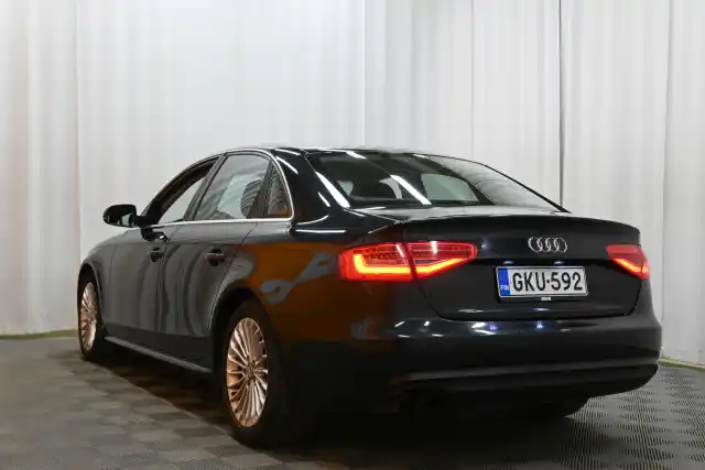 Musta Sedan, Audi A4 – GKU-592