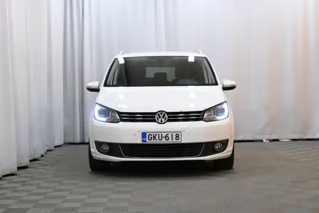 Valkoinen Tila-auto, Volkswagen Touran – GKU-618