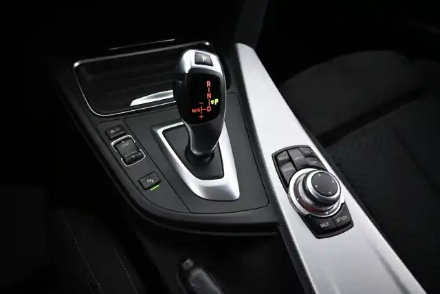Valkoinen Farmari, BMW 320 – GKX-582