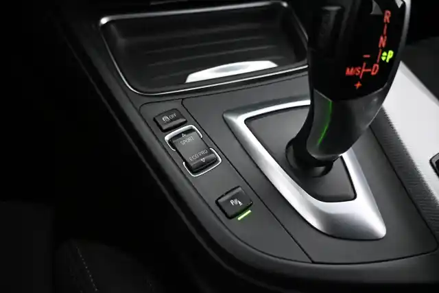 Valkoinen Farmari, BMW 320 – GKX-582