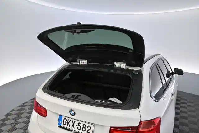 Valkoinen Farmari, BMW 320 – GKX-582