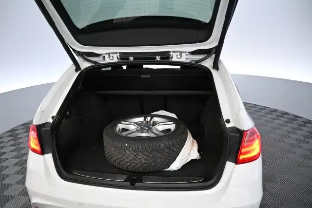 Valkoinen Farmari, BMW 320 – GKX-582