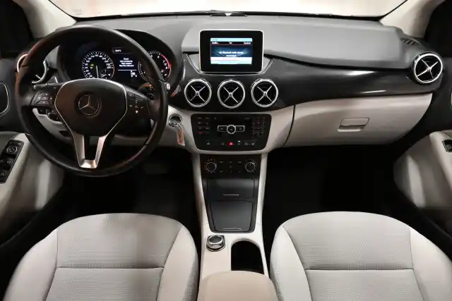 Harmaa Tila-auto, Mercedes-Benz B – GKX-738