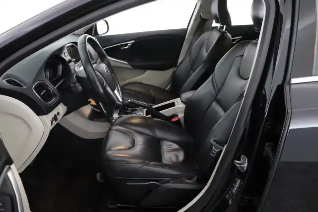 Musta Viistoperä, Volvo V40 – GKX-766
