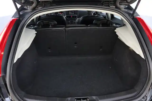 Musta Viistoperä, Volvo V40 – GKX-766