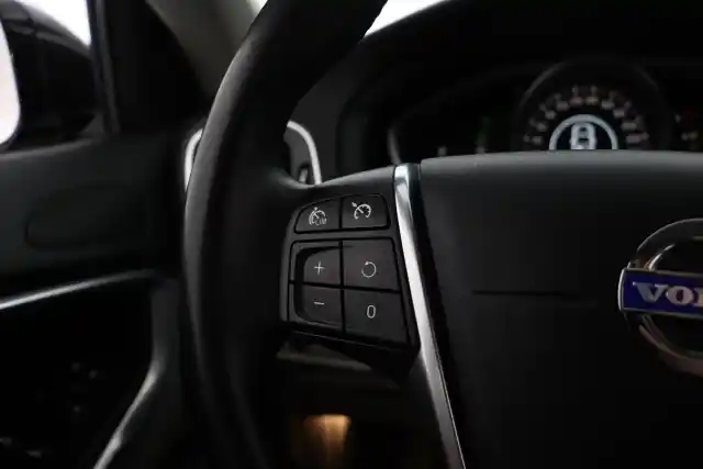 Musta Viistoperä, Volvo V40 – GKX-766
