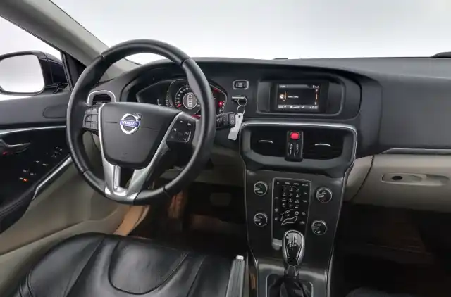 Musta Viistoperä, Volvo V40 – GKX-766