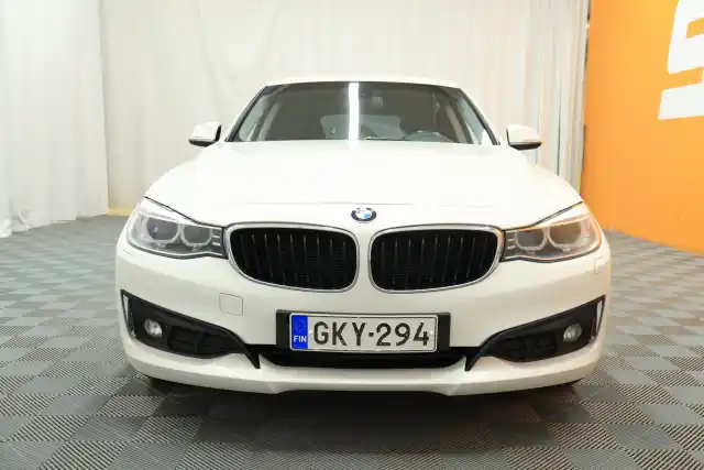 Valkoinen Sedan, BMW 318 Gran Turismo – GKY-294