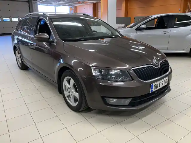 Ruskea Farmari, Skoda Octavia – GKY-910