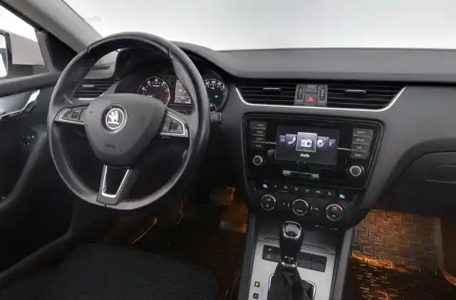 Valkoinen Farmari, Skoda Octavia – GKZ-589
