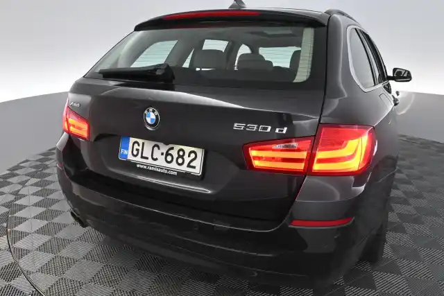 Harmaa Farmari, BMW 530 – GLC-682