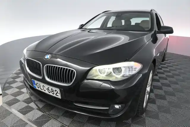 Harmaa Farmari, BMW 530 – GLC-682