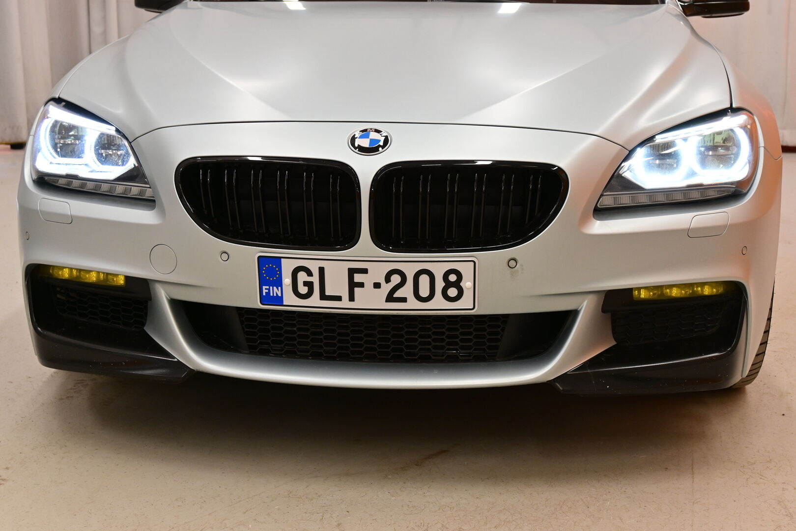 Harmaa Coupe, BMW 640 – GLF-208