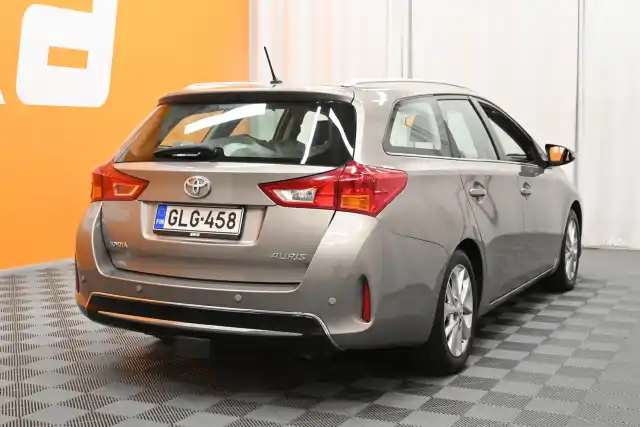 Beige Farmari, Toyota Auris – GLG-458