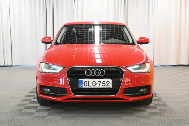 Punainen Sedan, Audi A4 – GLG-752