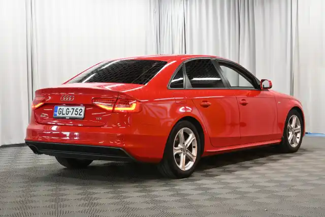 Punainen Sedan, Audi A4 – GLG-752