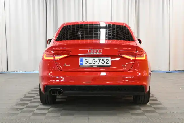 Punainen Sedan, Audi A4 – GLG-752