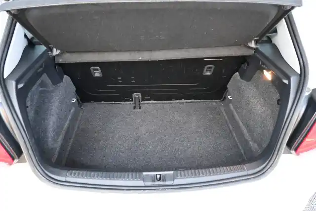 Valkoinen Viistoperä, Volkswagen Polo – GLM-536