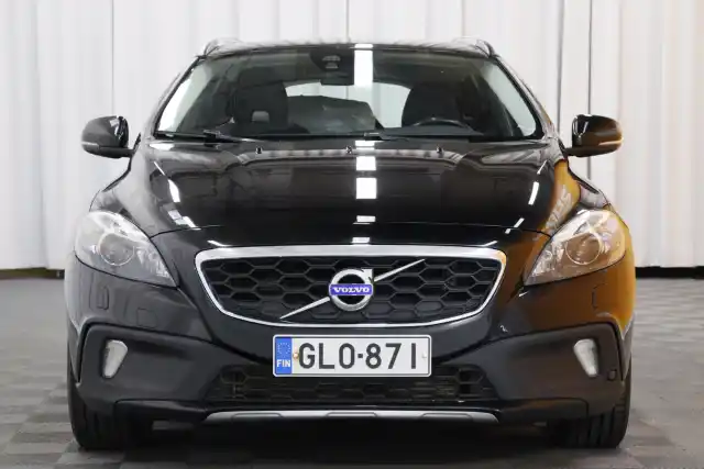 Musta Viistoperä, Volvo V40 Cross Country – GLO-871