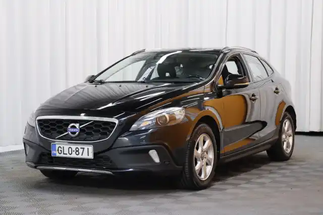 Musta Viistoperä, Volvo V40 Cross Country – GLO-871