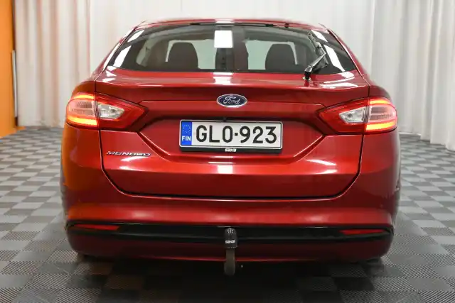 Punainen Viistoperä, Ford Mondeo – GLO-923