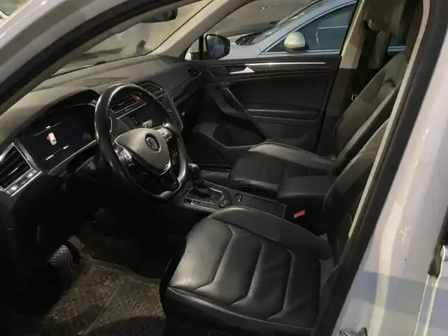 Valkoinen Maastoauto, Volkswagen Tiguan – GLR-135