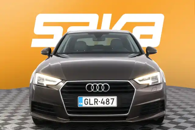 Ruskea Sedan, Audi A4 – GLR-487