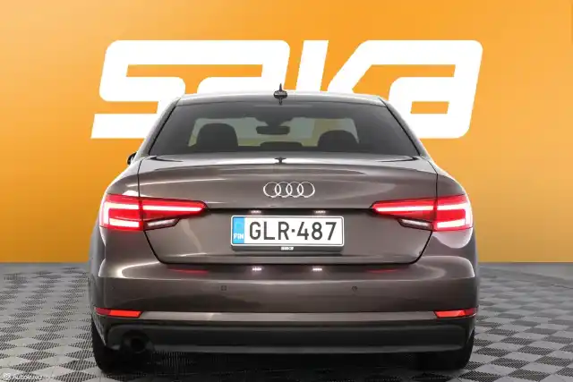 Ruskea Sedan, Audi A4 – GLR-487