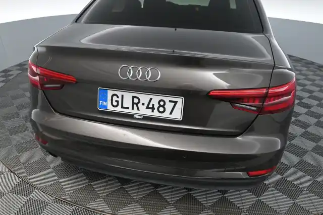 Ruskea Sedan, Audi A4 – GLR-487