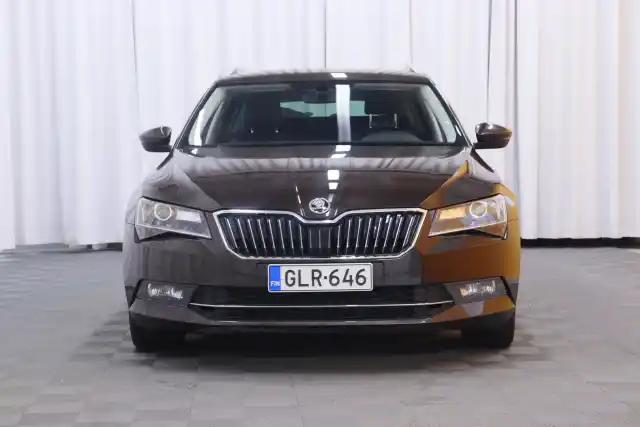 Ruskea Farmari, Skoda Superb – GLR-646