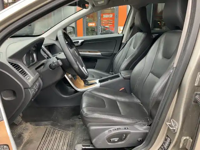 Ruskea (beige) Maastoauto, Volvo XC60 – GLU-118