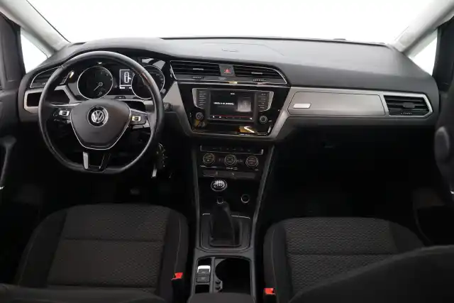 Valkoinen Tila-auto, Volkswagen Touran – GLU-560