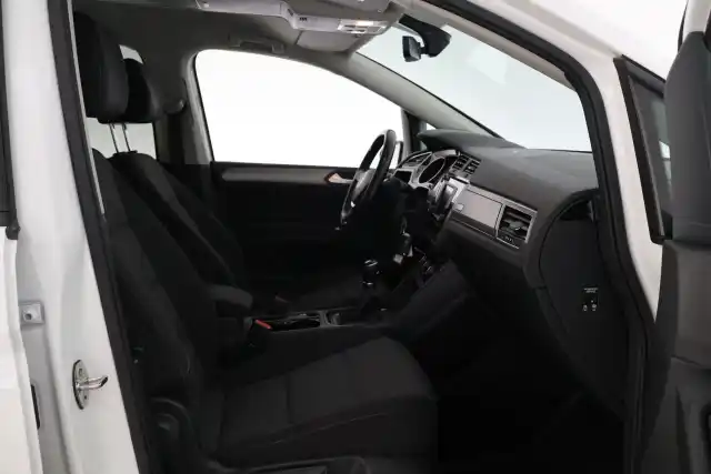 Valkoinen Tila-auto, Volkswagen Touran – GLU-560