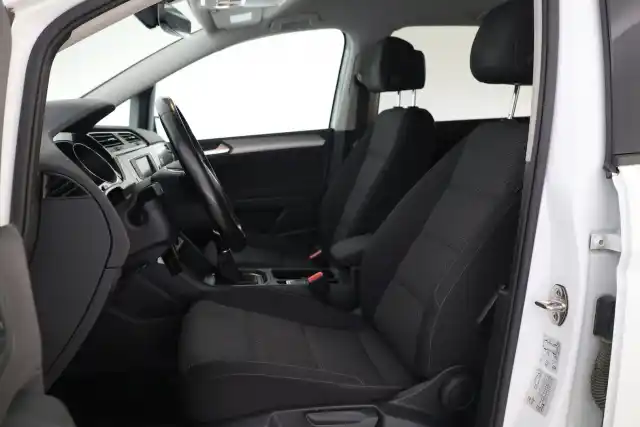 Valkoinen Tila-auto, Volkswagen Touran – GLU-560