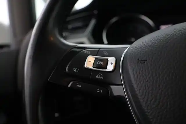Valkoinen Tila-auto, Volkswagen Touran – GLU-560