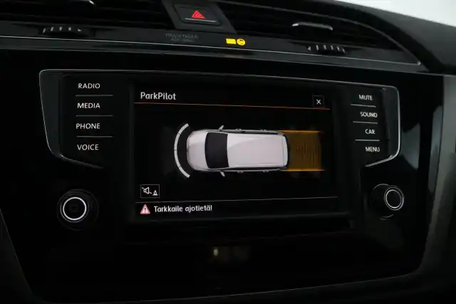Valkoinen Tila-auto, Volkswagen Touran – GLU-560