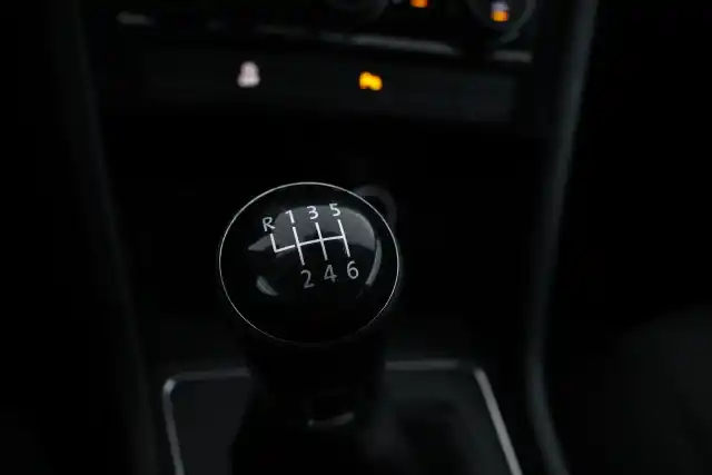 Valkoinen Tila-auto, Volkswagen Touran – GLU-560