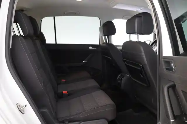 Valkoinen Tila-auto, Volkswagen Touran – GLU-560
