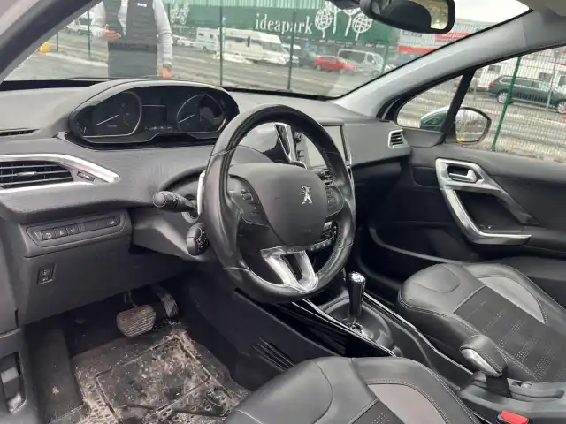 Valkoinen Viistoperä, Peugeot 2008 – GLU-859