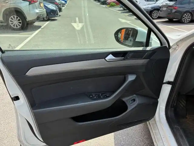 Valkoinen Farmari, Volkswagen Passat – GLV-638