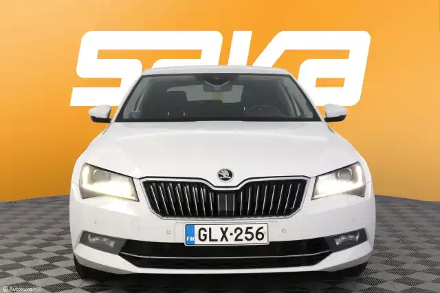 Valkoinen Sedan, Skoda Superb – GLX-256