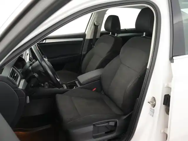 Valkoinen Sedan, Skoda Superb – GLX-256
