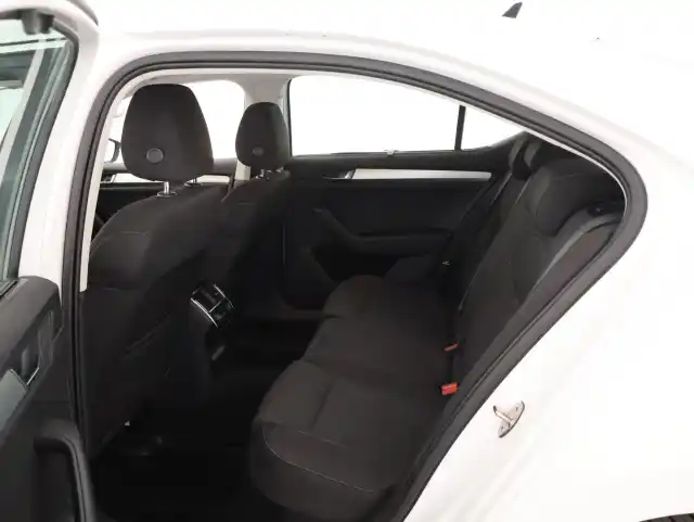 Valkoinen Sedan, Skoda Superb – GLX-256